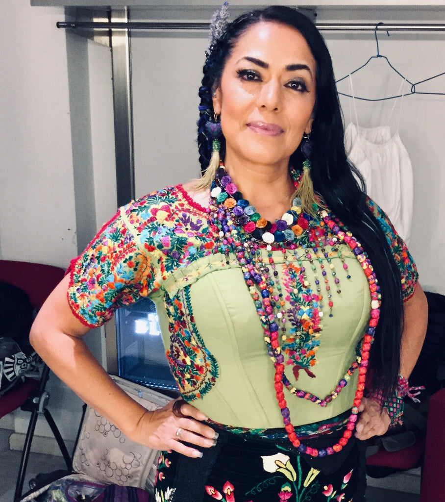 Lila Downs promueve cultura mexicana hasta en sus accesorios de moda.