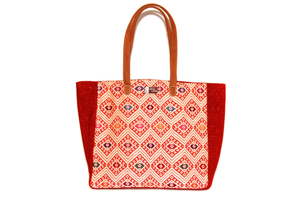 Bolsa roja con motivos geométricos, asa de tela