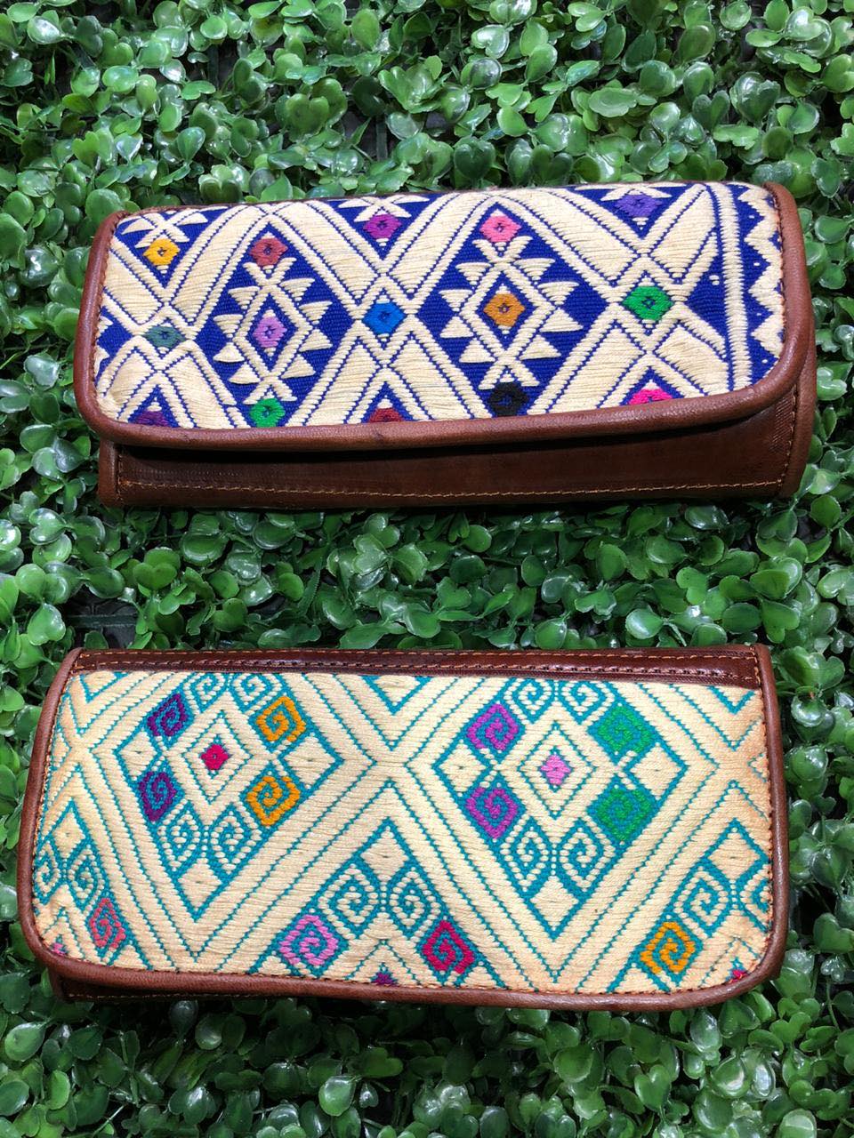 Carteras de piel con bordado artesanal mexicano